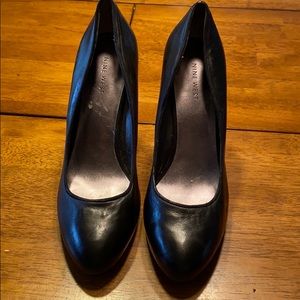 Black Leather Nine West Round Toe Pump